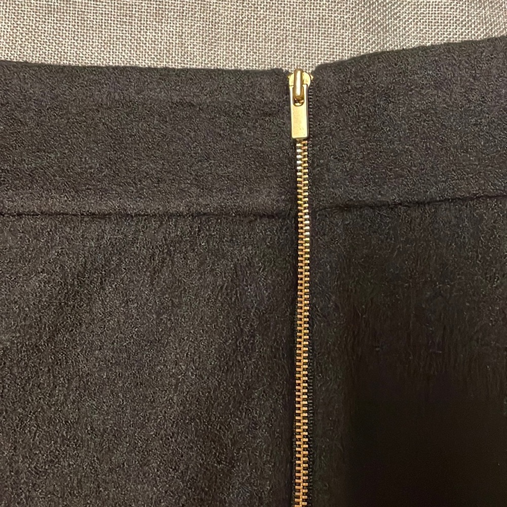 BANANA REPUBLIC Black Wool Skirt with Gold zipper, size 8. EUC. - Picture 3 of 9